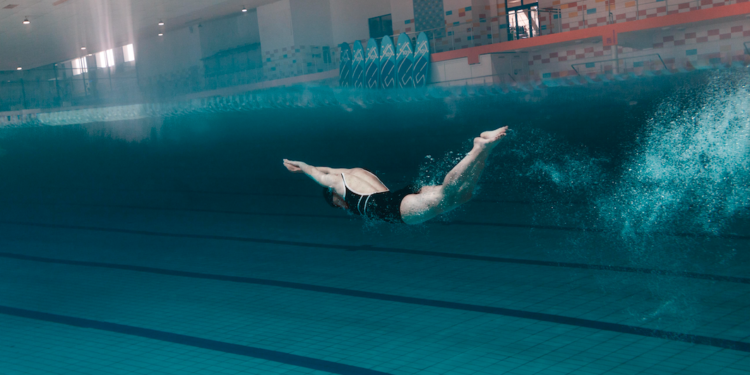 Trabajo de abdomen en la alberca