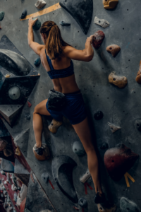 Chica escalando en muro