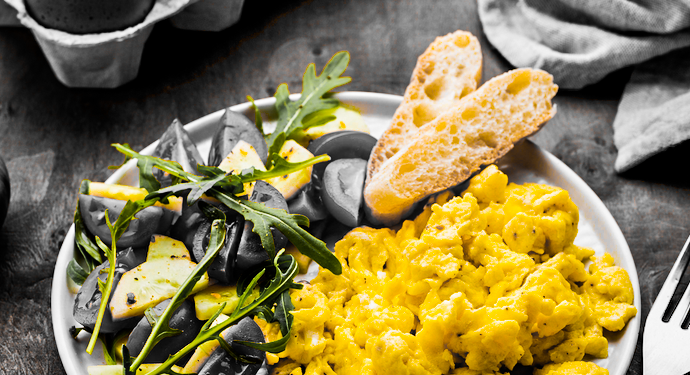 Huevos revueltos y verduras