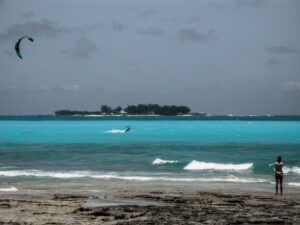 Windsurfista en una playa de Nassau
